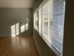 5354 Lindley Ave, Unit 305 in Encino, CA - Building Photo - Building Photo