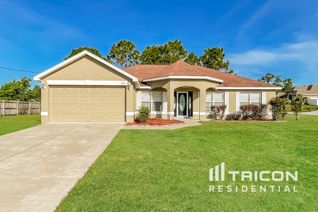 4151 Candler Ave in Spring Hill, FL - Foto de edificio
