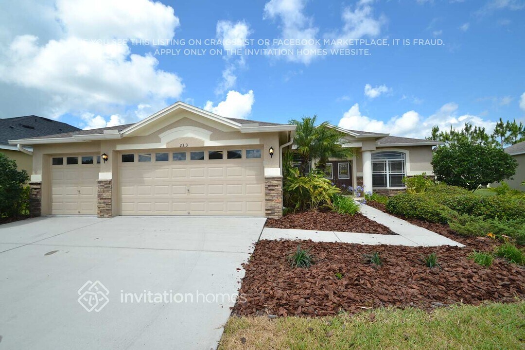2313 Nesslewood Dr in Wesley Chapel, FL - Building Photo