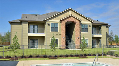 Reserve at Jones Road in Beeville, TX - Foto de edificio - Building Photo