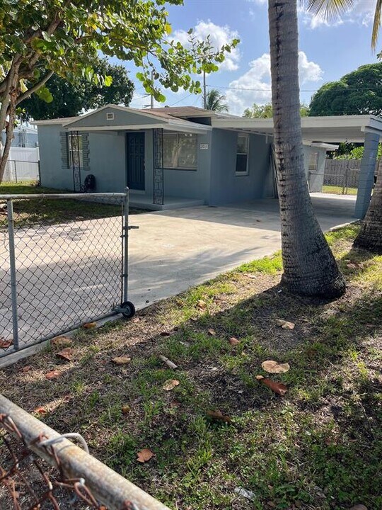 2013 SW 9th Ave in Fort Lauderdale, FL - Foto de edificio
