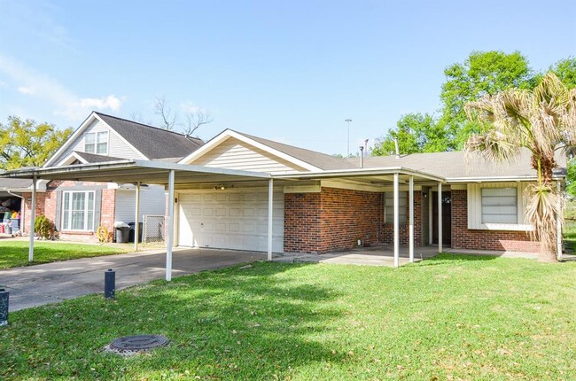 327 Overbluff St in Channelview, TX - Foto de edificio - Building Photo