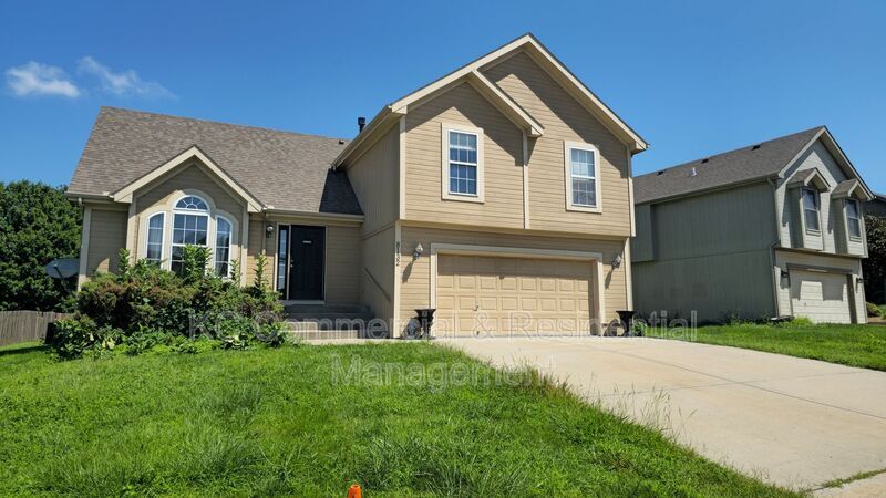 8132 NE 97th St in Kansas City, MO - Building Photo