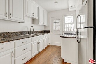 142 N Hamilton Dr in Beverly Hills, CA - Building Photo - Building Photo