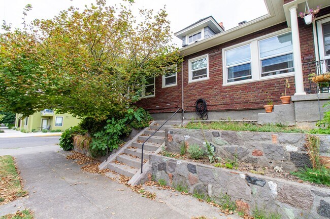 property at 2001 NE Davis St