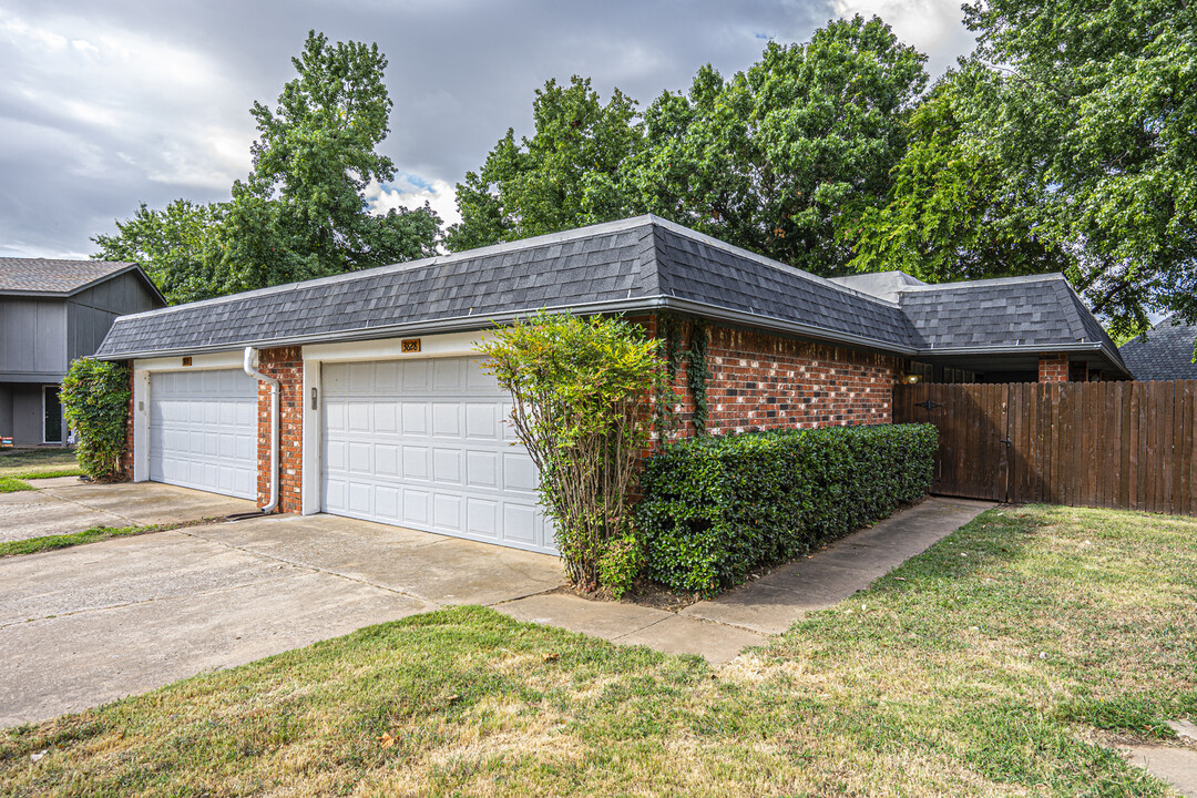 3828 Lynnbrook Cir in Norman, OK - Building Photo