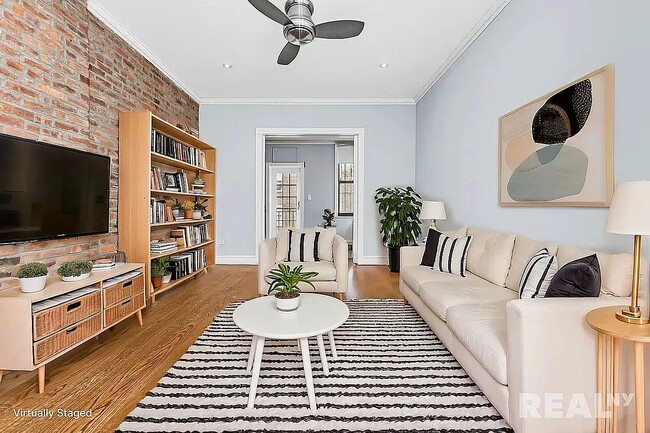 219 E 28th St