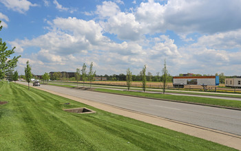 Gateway Pl in Blue Ash, OH - Foto de edificio - Building Photo