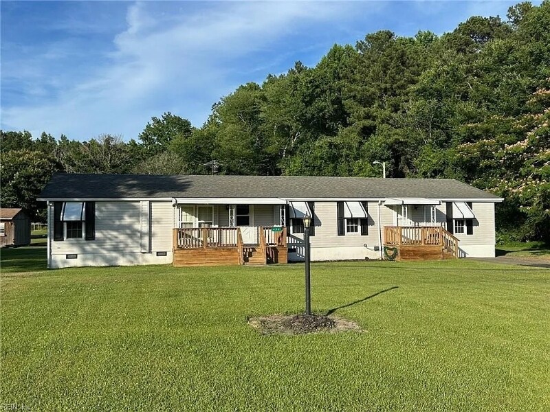 496 Paige Riddick Rd in Gates, NC - Foto de edificio