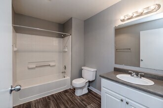 Arnada Pointe in Vancouver, WA - Building Photo - Building Photo