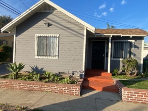 725 S Osage Ave in Inglewood, CA - Foto de edificio - Building Photo