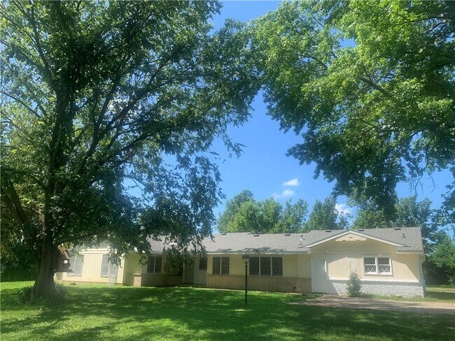 711 W Lilac St in Rogers, AR - Building Photo - Building Photo