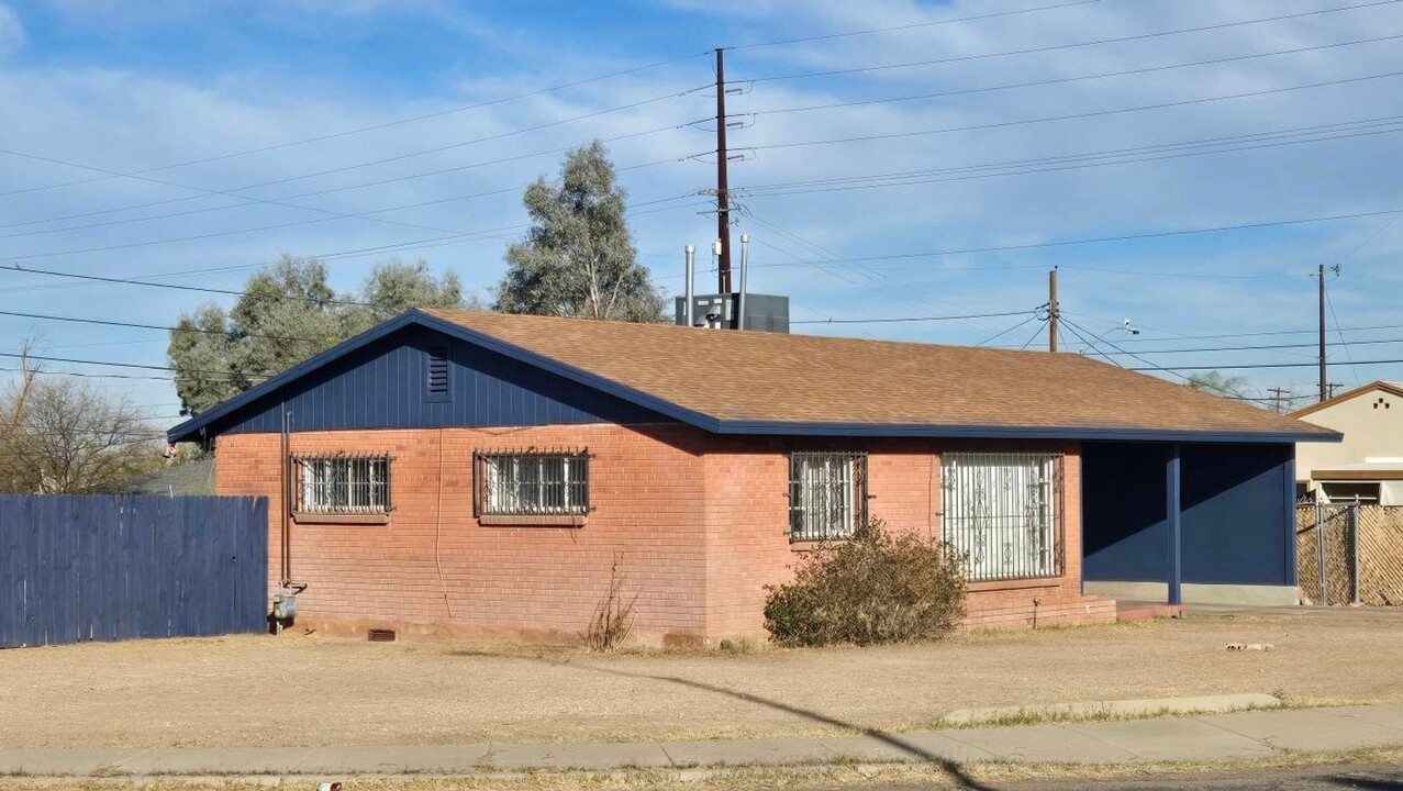 2311 N Flores Dr in Tucson, AZ - Building Photo