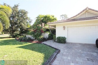 10134 Boca Woods Ln in Boca Raton, FL - Building Photo - Building Photo
