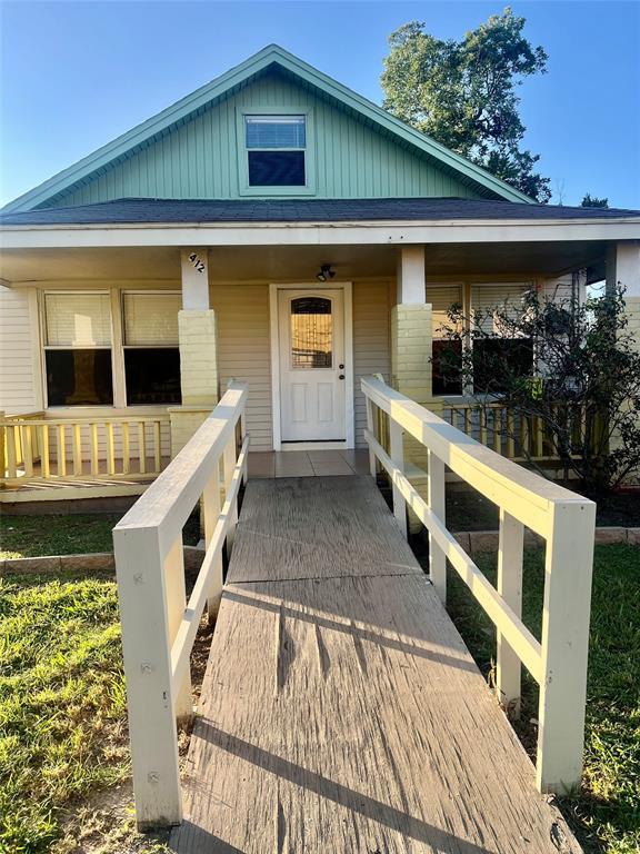 property at 412 W Nazro St