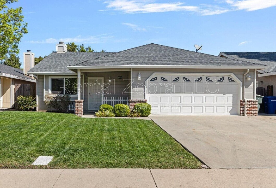 2125 Northridge Dr in Modesto, CA - Building Photo