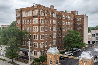 2324 W Wisconsin Avenue in Milwaukee, WI - Building Photo - Building Photo