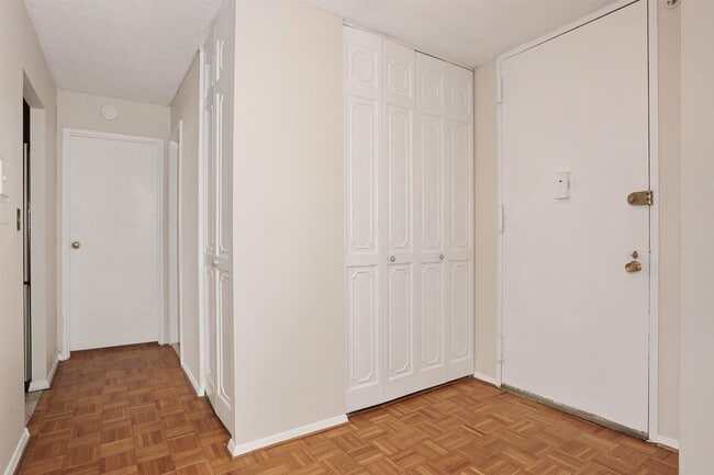 300 Winston Dr in Cliffside Park, NJ - Building Photo - Building Photo