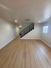 203 E 109th Pl in Los Angeles, CA - Foto de edificio - Building Photo