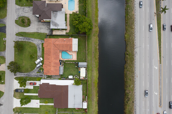 7992 Grand Canal Dr in Miami, FL - Building Photo - Building Photo