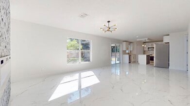 2056 SW Grant Ave in Port St. Lucie, FL - Foto de edificio - Building Photo