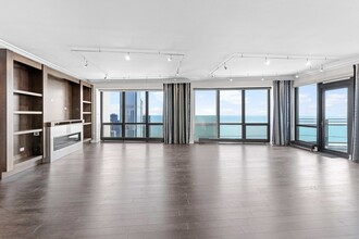 130 N Garland Ct in Chicago, IL - Foto de edificio - Building Photo