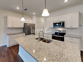 825 Headland Way in Canton, GA - Foto de edificio - Building Photo