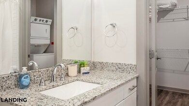 2165 Nolensville Pk, Unit 2-118 in Nashville, TN - Foto de edificio - Building Photo