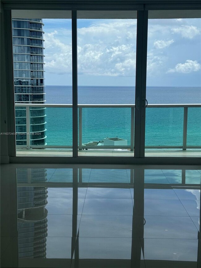 100 Bayview Dr, Unit PH06 in Sunny Isles Beach, FL - Foto de edificio - Building Photo