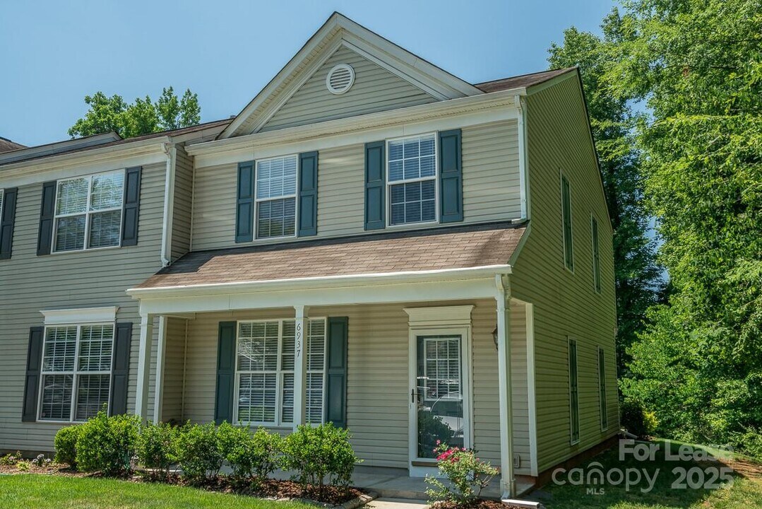 6937 Rothchild Dr in Charlotte, NC - Building Photo