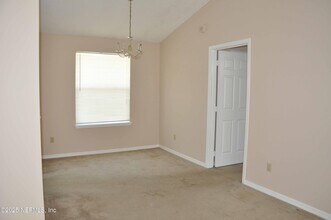 2105 Hovington Cir W in Jacksonville, FL - Building Photo - Building Photo
