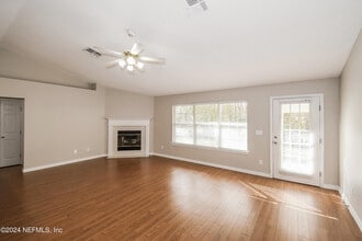 10450 McGirts Creek Dr in Jacksonville, FL - Foto de edificio - Building Photo