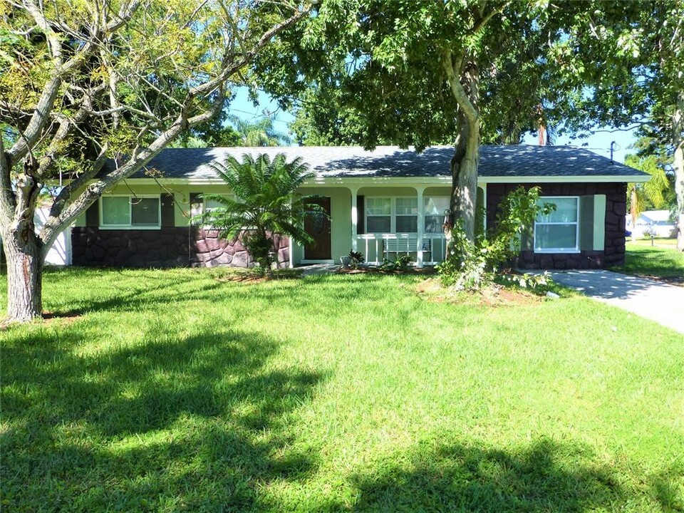 2205 Morningside Dr in Safety Harbor, FL - Building Photo
