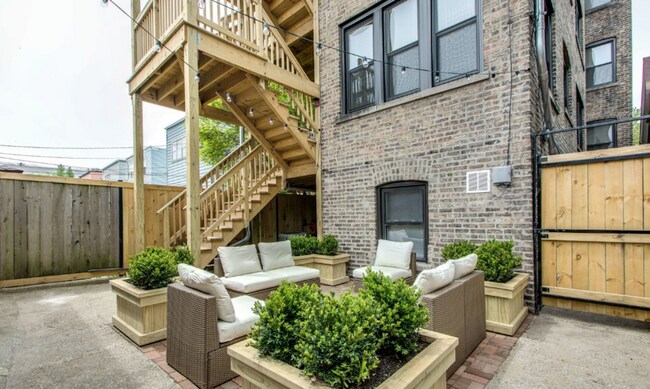 2735 N Francisco Ave, Unit G in Chicago, IL - Foto de edificio - Building Photo