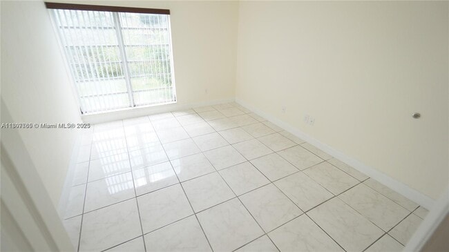 9180 Fontainebleau Blvd in Miami, FL - Building Photo - Building Photo