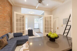 350 W 21st St in New York, NY - Building Photo