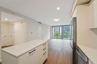 1500 Bay Rd, Unit N-1019 in Miami Beach, FL - Building Photo - Building Photo