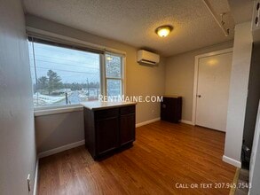 513 Main St, Unit 4 in Vassalboro, ME - Foto de edificio - Building Photo