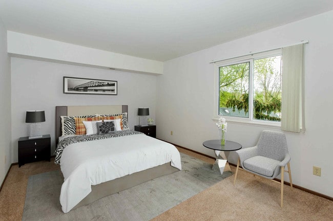 Hampshire Park in Hobart, IN - Foto de edificio - Building Photo