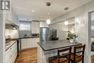 18 Jacob Dr in Whitby, ON - Building Photo