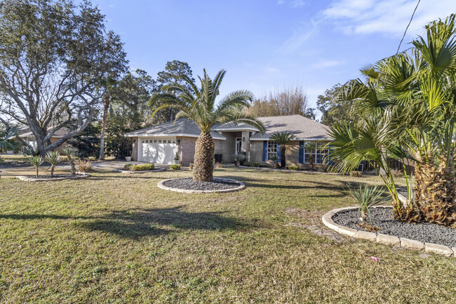 1477 Nantahala Beach Rd in Gulf Breeze, FL - Foto de edificio - Building Photo