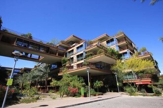 7167 E Rancho Vista Dr in Scottsdale, AZ - Foto de edificio - Building Photo