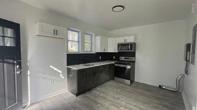 1132 W 8th St, Unit 2nd Floor