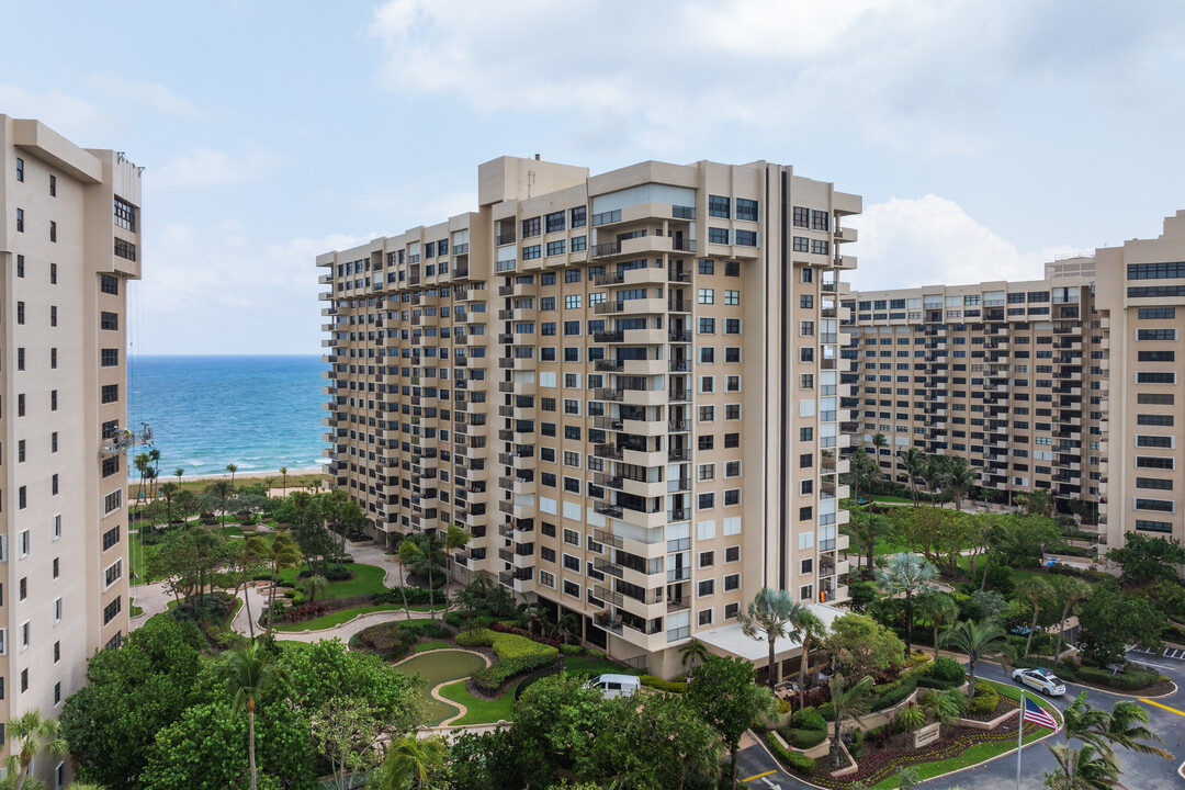 Sea Ranch Club B in Lauderdale-by-the-Sea, FL - Building Photo