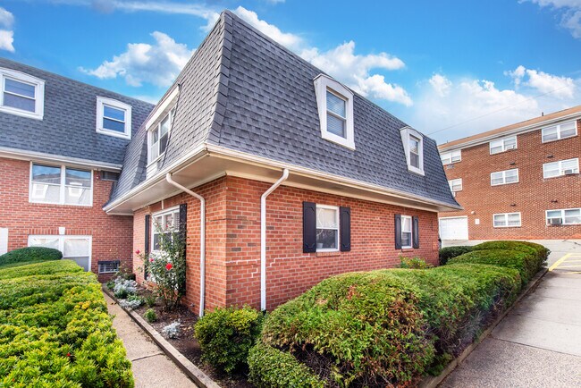 25 River Rd, Unit A-14 in Nutley, NJ - Foto de edificio - Building Photo