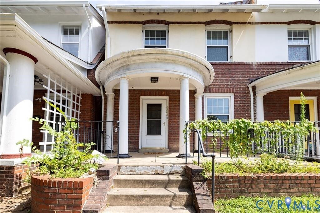 2302 Maplewood Ave in Richmond, VA - Building Photo
