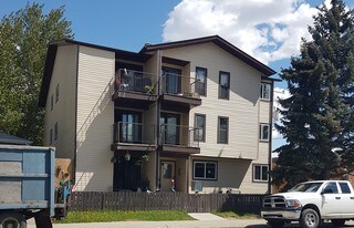 1728 38th St SE in Calgary, AB - Building Photo