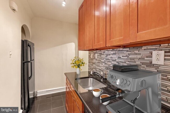 2433 Fairmount Ave in Philadelphia, PA - Building Photo - Building Photo