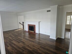 3250 Lowry Rd, Unit 3250 Lowry Road in Los Angeles, CA - Foto de edificio - Building Photo