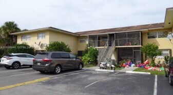 15639 SW 73rd Cir Terrace in Miami, FL - Building Photo